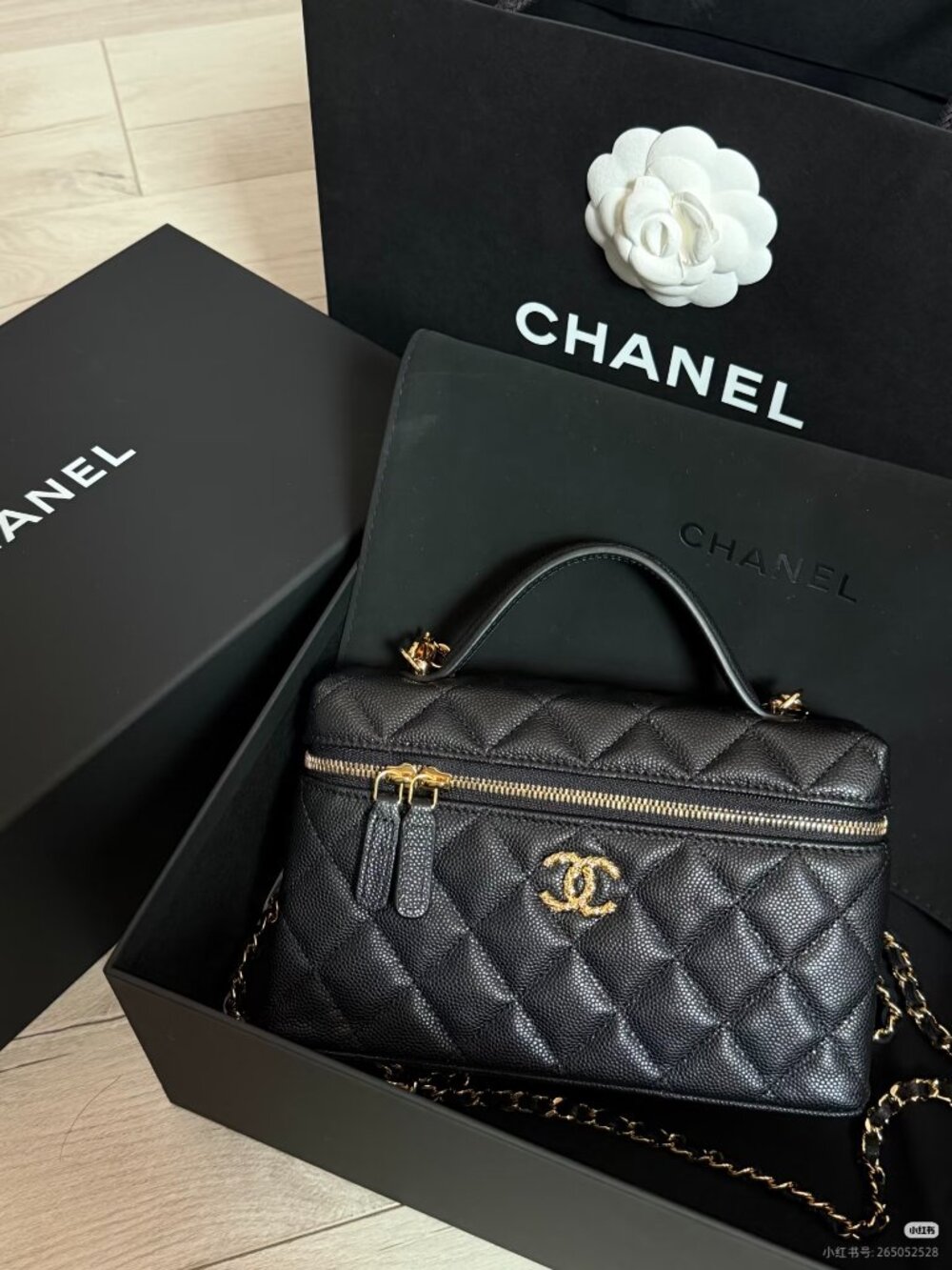 Classic CHANEL bag: A Stylish and Versatile Choice for Elegance - Picture 1 of 4